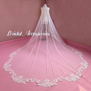 Bridal Lace Veil,Leaf Lace Wedding Veil,Scalloped Veil,Flower Edge Veil,Ivory Lace Veil,Cathedral Veil,Modern Veil,Veil with Comb