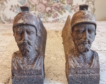 Juego de dos morillos/estanterías/soportes para fuego franceses de hierro fundido que representan soldados.