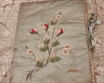 Magnifique grande trousse à lingerie boudoir antique en soie française rembourrée pour vos mouchoirs, gants ou bas délicats.