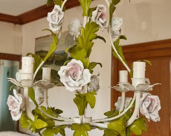 Lámpara de araña Tole italiana pintada a mano en forma de ramo con rosas de porcelana