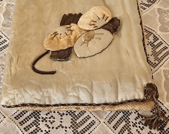 Schitterend antiek Frans klein boudoir-lingeriedoosje met zijden vulling voor delicate zakdoeken, handschoenen of kousen