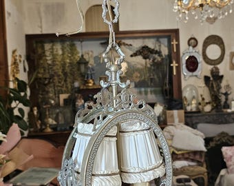 Beautifull French boudoir lustre in bronze having pretty lampshades