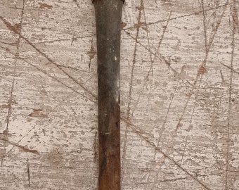 Très vieux pinceau de peintre avec manche en bois naturel, cadre en cuivre et crin de cheval.