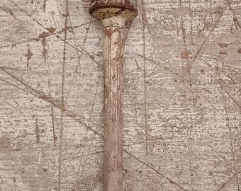 Très vieux pinceau de peintre avec manche en bois naturel, cadre en laiton et crin de cheval.