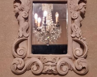 Miroir en résine Petite Ornate Rococco Inspired avec tête de chérubin sur le dessus et deux autres de chaque côté