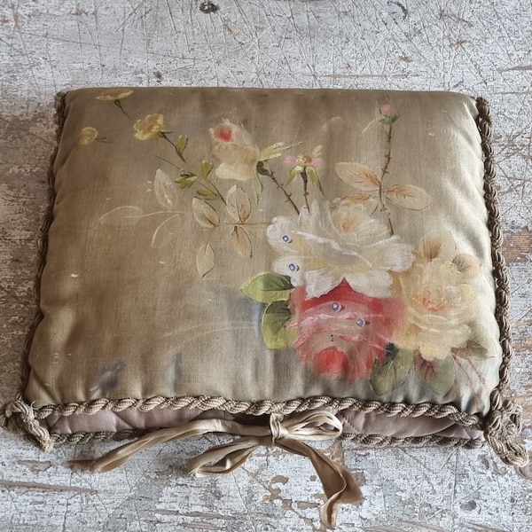 Magnifique étui de lingerie boudoir rembourré en soie Français antique avec des fleurs peintes à la main