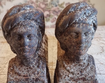 Satz von zwei französischen Gusseisen-Feuerhunden / Andirons / Chenets, die Frauen darstellen