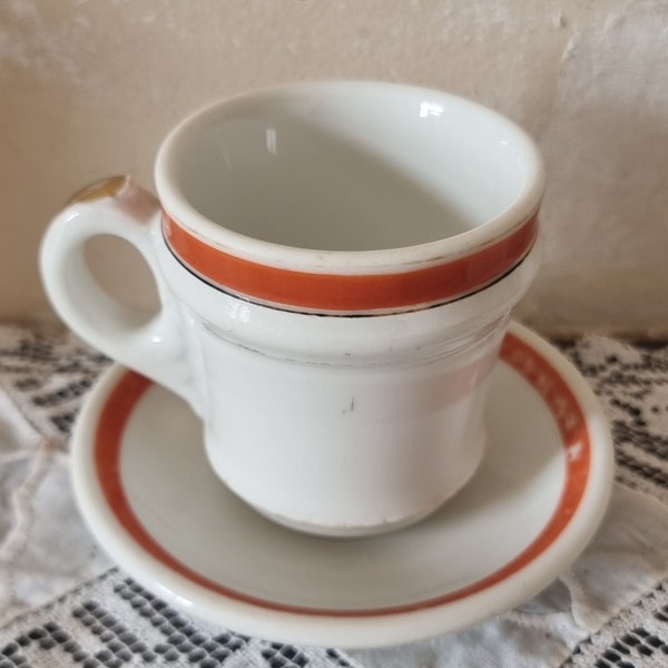 Tasse à café antique française avec assiette, également connue sous le nom de "brulot" ou tasse de bistrot