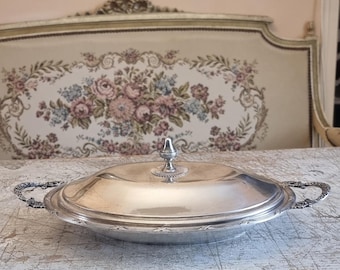 Preciosa olla para verduras con tapa y asas plateadas con sello distintivo.