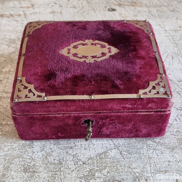 Beautiful old jewelry or sewing box, from the Napoleon III period (1852 to 1870) in burgundy red velvet with metal details and key