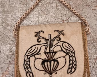 Superbe sac à bandoulière brodé à la main pour filles avec des motifs religieux sur de la soie, peut-être la première communion