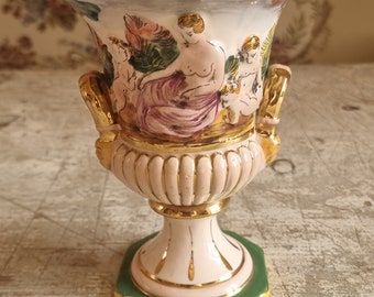 Increíble jarrón macetero de urna Medicis de porcelana Capodimonte italiano pintado a mano con fabuloso diseño de ángel y ninfas, detalles dorados