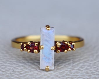 Pierścionek z kamieniem księżycowym i granatem, 14-karatowe złoto vermeil, pierścionek zaręczynowy, pierścionek ze srebra próby 925, ręcznie robiony pierścionek z pojedynczym elementem, prezent rocznicowy dla niej