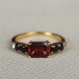 Genuine Garnet Black Onyx Engagement Ring, Women's Black Gemstone Ring, Vintage Wedding Ring, Art Deco Multi-Gemstone Ring, Gold Garnet Ring