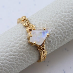 Anillo delicado de piedra lunar natural, plata de ley y vermeil de oro de 18k, anillo de ramita, regalo de compromiso, anillo inspirado en la naturaleza, anillo de hoja, anillo de regalo