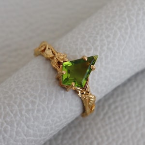 Dainty Branch And Leaves Peridot Ring, Flower On The Twig Ring, Wild Nature Ring, Unique Peridot Ring, Unusual Engagement Ring For Her