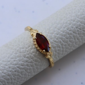 Sierlijke ring granaat, gold filled ring, ring granaat, bladring, ring natuur inspireren, ring sterlingzilver 925, granaat ring, cadeau voor haar
