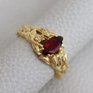 Pierścionek z granatem inspirowany naturą, obrączka z liści złota w stylu vintage, pierścionek obietnicy ze srebra próby 925