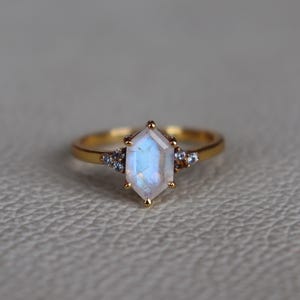 Anillo de piedra lunar arcoíris hexagonal, oro de 18 quilates, piedra natal de junio, para mujer, joyería hecha a mano, regalo para mujer, anillo solitario de oro.