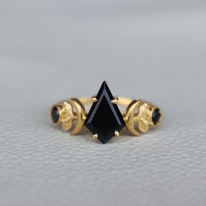 Anillo de plata de ley 925 con baño de oro de 14 quilates, inspirado en la naturaleza, con ónix negro y forma de cometa. Hecho a mano en forma de media luna.