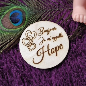 Tarjeta de nacimiento redonda Anuncio de nacimiento de madera personalizado