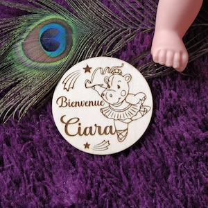 Rond geboortekaartje gepersonaliseerd houten geboortekaartje