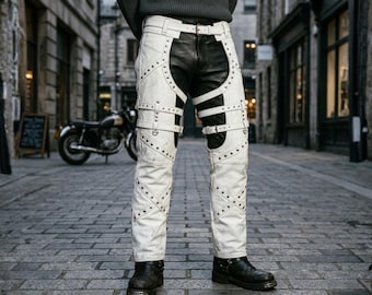 Chaps da uomo in pelle bianca con cinturini borchiati e cintura in stile punk biker.