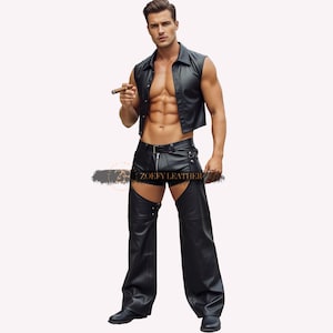 Puede incluir: Conjunto de chaleco y chaps de cuero negro. El chaleco sin mangas tiene cuello y cierre de botón. Los chaps presentan un diseño único con pantalones cortos adjuntos y cierre de cremallera. El conjunto se completa con botas negras.