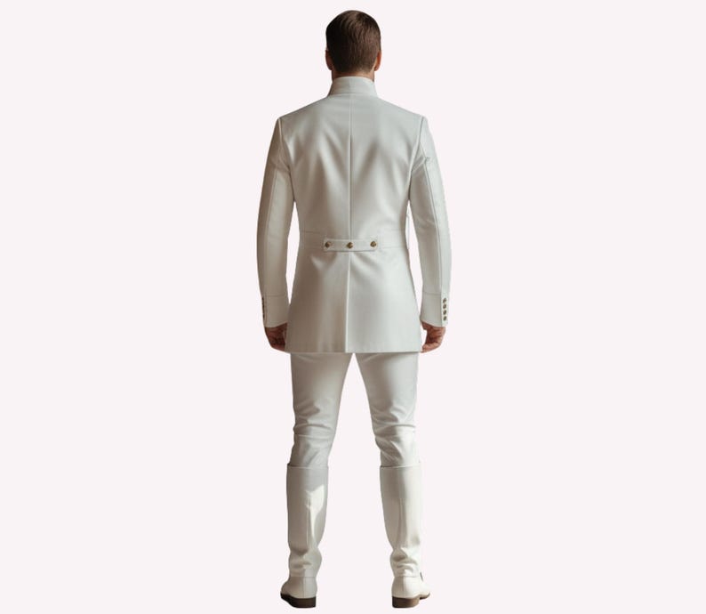 Puede incluir: Un traje blanco, que incluye una chaqueta de cuello alto con botones decorativos y pantalones a juego. El atuendo se completa con botas blancas. La persona se ve desde atr&aacute;s, mostrando el ajuste y el dise&ntilde;o del traje.