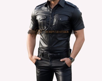 Puede incluir: Una camisa de cuero negro de manga corta con cierre de botones, dos bolsillos de solapa y cuello. La camisa tiene un cinturón de cuero negro y el texto "ZOEIFY LEATHER" está impreso en la parte delantera.