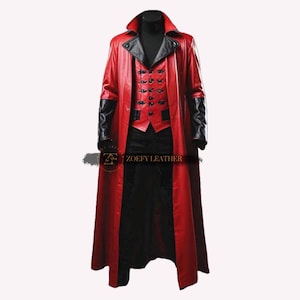 以下が含まれることがあります： 黒い革のアクセントと黒いベストが付いた、長い赤い革のコート。コートは高い襟と長く流れるようなデザインです。