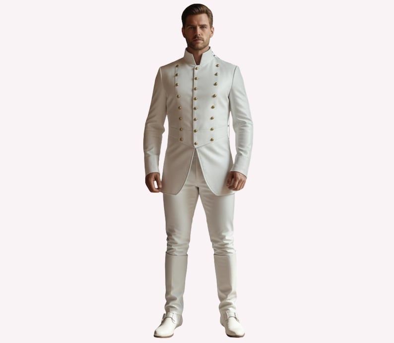 Puede incluir: Un traje blanco con cuello alto y botones dorados. La chaqueta tiene un dise&ntilde;o cruzado y mangas largas. Los pantalones son ajustados y las botas son blancas. El traje es de estilo formal.