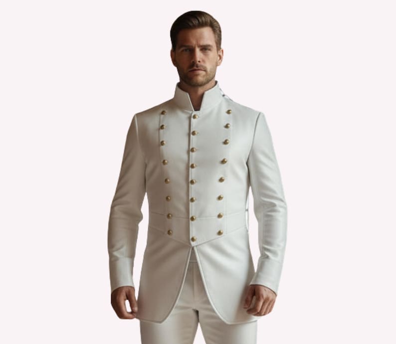 Puede incluir: Un traje blanco con cuello mao y dise&ntilde;o cruzado. La chaqueta presenta botones dorados y un corte a medida. El traje es de estilo formal, adecuado para ocasiones especiales.