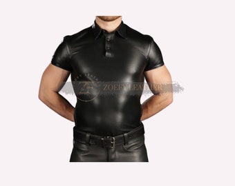 Könnte beinhalten: Ein schwarzes, kurzärmeliges Poloshirt aus Leder mit Knopfleiste.