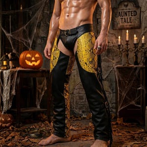 Può includere: Chaps in pelle nera con pannelli a fantasia serpente gialla. I chaps hanno una cintura con fibbia argentata e frange. Una zucca intagliata e candele creano un'atmosfera di Halloween.