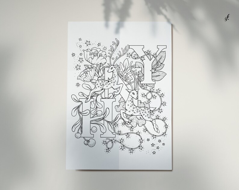 Puede incluir: Ilustraci&oacute;n en blanco y negro de l&iacute;nea de arte de la palabra "Happy" con ciervos estilizados y elementos florales.