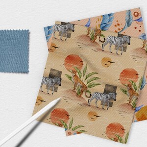 K&ouml;nnte beinhalten: Ein beigefarbener Stoff mit einem sich wiederholenden Muster aus Zebras, Leoparden, Palmenbl&auml;ttern und orangen Sonnen. Der Stoff ist &uuml;ber einen blauen Stoff mit einem Muster aus blauen Federn und orangen Kreisen gefaltet. Der Text "No.3" ist in der oberen linken Ecke des Bildes sichtbar.