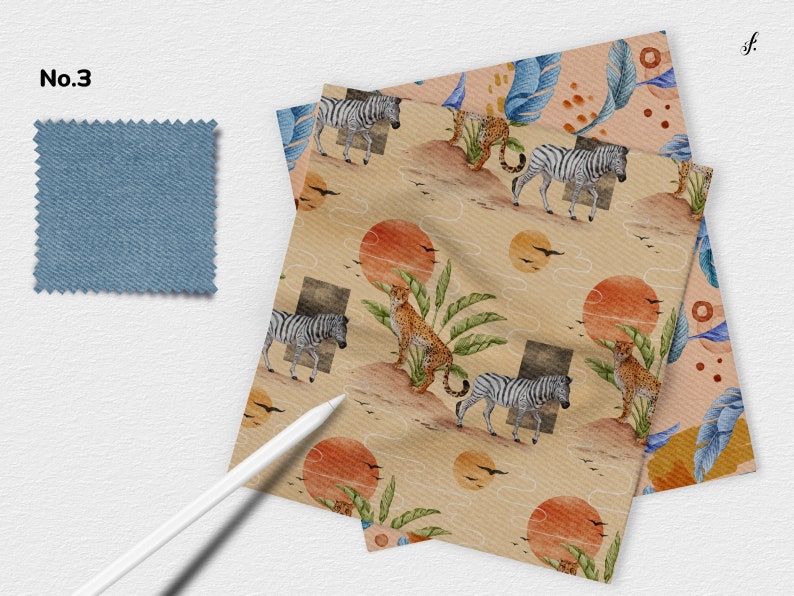 K&ouml;nnte beinhalten: Ein beigefarbener Stoff mit einem sich wiederholenden Muster aus Zebras, Leoparden, Palmenbl&auml;ttern und orangen Sonnen. Der Stoff ist &uuml;ber einen blauen Stoff mit einem Muster aus blauen Federn und orangen Kreisen gefaltet. Der Text "No.3" ist in der oberen linken Ecke des Bildes sichtbar.