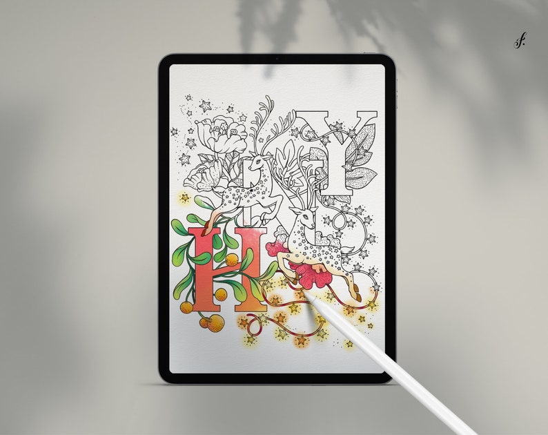 Puede incluir: Una ilustraci&oacute;n digital de la palabra "Holly" con un esquema de color rojo y verde. Las letras est&aacute;n decoradas con flores estilizadas, hojas y dos ciervos. La ilustraci&oacute;n est&aacute; sobre un fondo blanco.