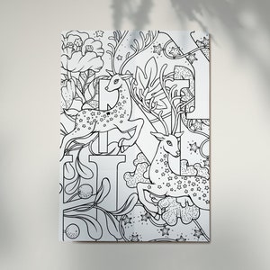 Puede incluir: Una ilustraci&oacute;n en blanco y negro de dos ciervos con estrellas en sus cuerpos, rodeados de flores y enredaderas. Los ciervos est&aacute;n de pie sobre un fondo de estrellas y nubes.