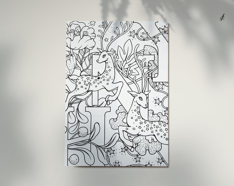 Puede incluir: Una ilustraci&oacute;n en blanco y negro de dos ciervos con estrellas en sus cuerpos, rodeados de flores y enredaderas. Los ciervos est&aacute;n de pie sobre un fondo de estrellas y nubes.