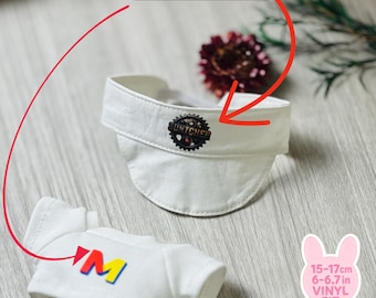 Conjunto personalizado de boné e camiseta para boneca | Texto ou logotipo personalizado | Serve em bonecas de vinil de 15 a 17 cm (6 a 6,7 polegadas) | Roupas em miniatura personalizadas