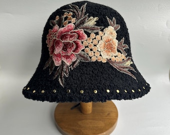 Chapéu Bucket de Lã de Cordeiro Bordado com Flores - Chapéu de Pescador Feminino para o Inverno