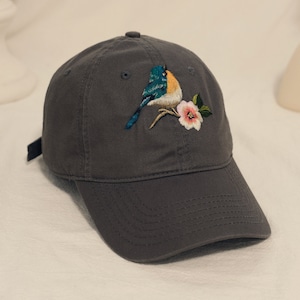 Superbe casquette de baseball brodée avec motif oiseau, Casquettes de baseball personnalisées brodées à la main, Casquette de baseball brodée avec oiseau pour femme, Casquette cadeau