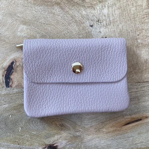 Nappa leather purse in solid color, pale pink, push button. Gold finishes.