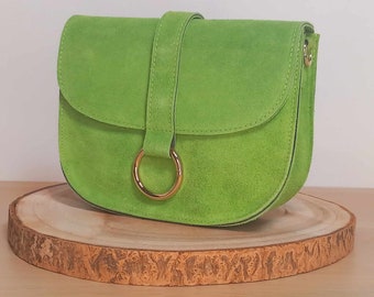 Sac en cuir, daim ou suède, "Andromeda" de couleur vert pomme et avec sangle assortie. Finitions métalliques en acier brillant.