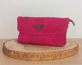 Sac en cuir, daim ou suède, "Hercules" de couleur fuchsia et avec sangle assortie. Finitions métalliques en acier mat.