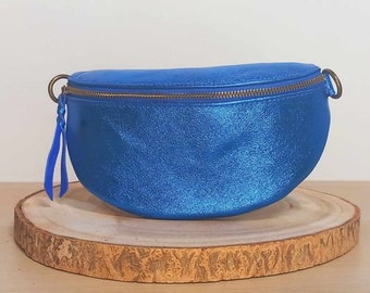 Sac banane en cuir brillant "Leo" de couleur bleu électrique et avec sangle assortie. Finitions métalliques en acier brillant.