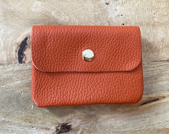 Nappa leather purse in solid color, orange, push button. Gold finishes.