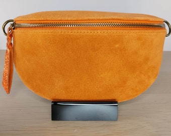 Pretty orange suede fanny pack, zipper opening. strap matching the bag. Matte steel finishes.